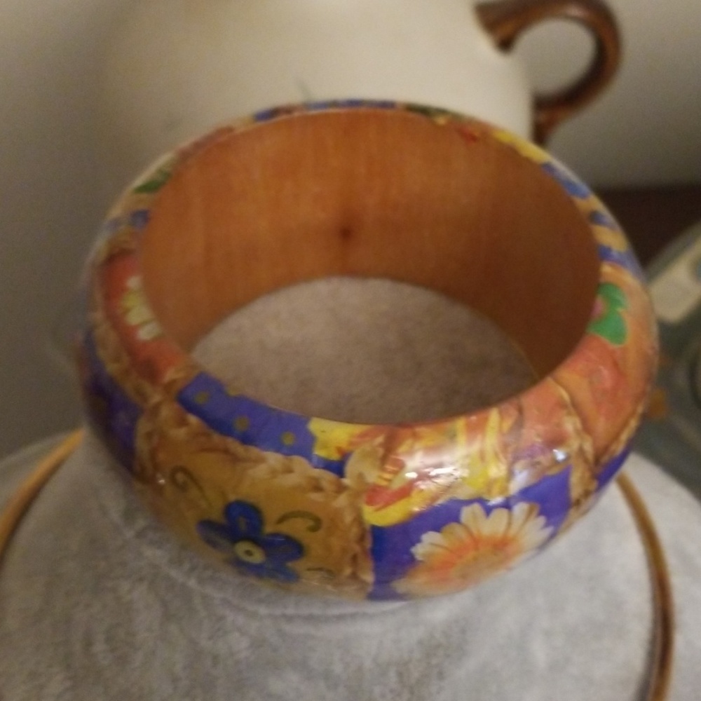 $5 ITEM. Pretty bangle Bracelet. MUST BUNDLE WITH TWO OTHER ITEMS - Picture 2 of 7